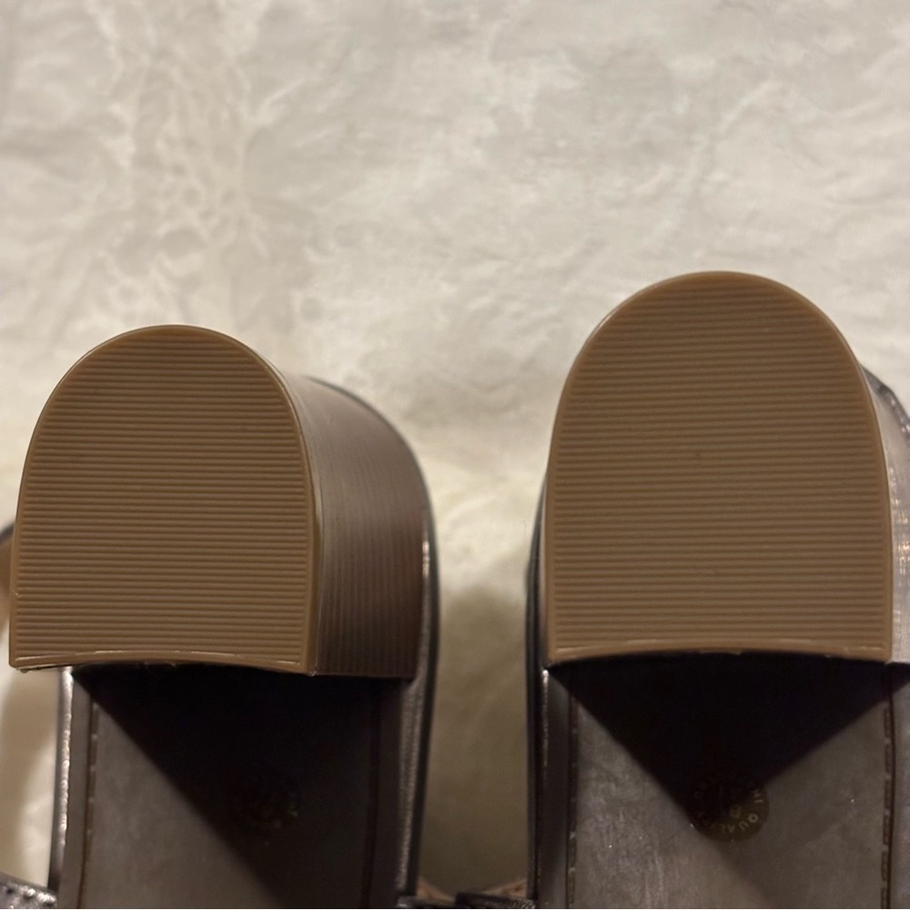 NWOT Liz Claiborne Pewter Sling Back Block Heel, Size 9 - Picture 11 of 12